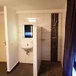 105 Hotel *