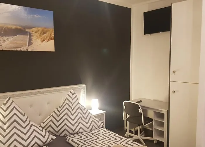 105 Hotel *