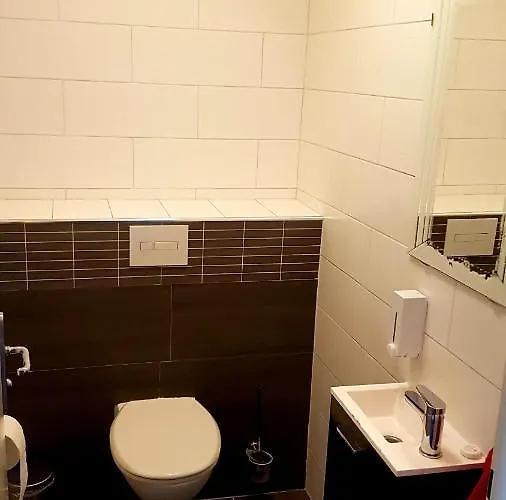 Hotel 105 *