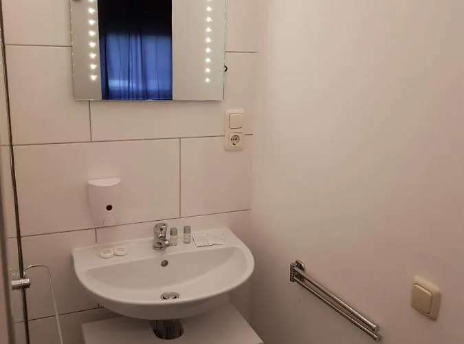 Hotel 105 *