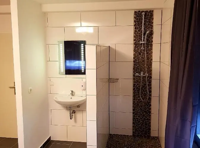 105 Hotel *