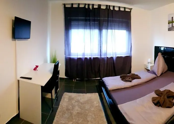 Hotel 105 *